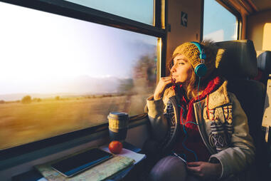 Une femme qui regarde par la fenêtre d'un train
